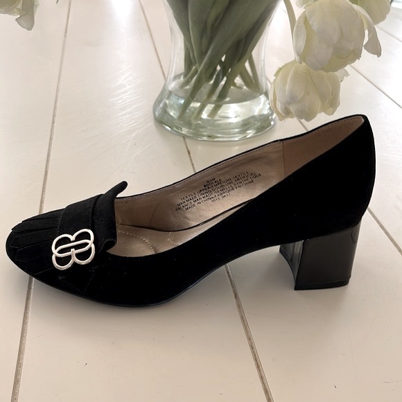 Bandolino Black Suede Shoes with Patent Block Heel, 6.5 - Picture 4 of 10